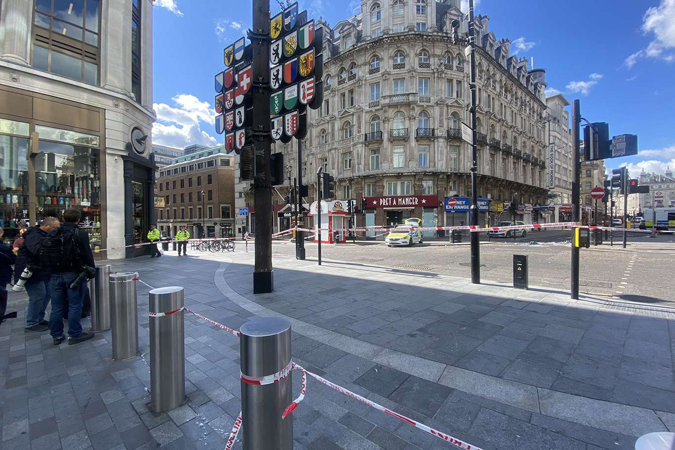 Londra'da 2 polis bıçaklandı Londra'da 2 polis bıçaklandı